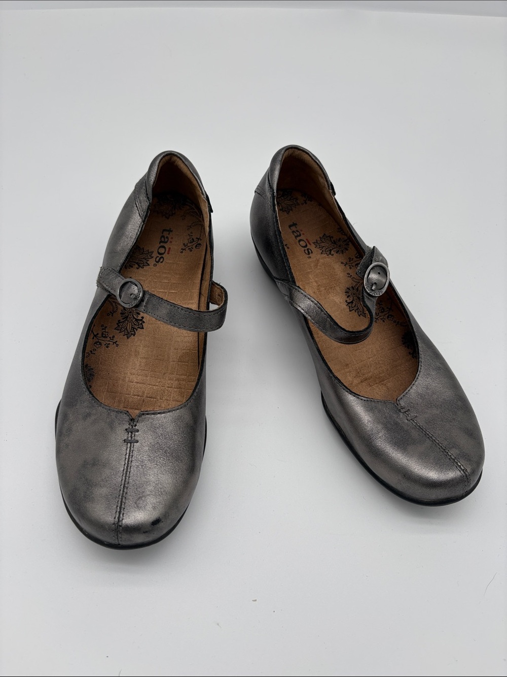 Taos Grey Silver Mary Jane Cushion Shoes Women Size 7 BLEMISH